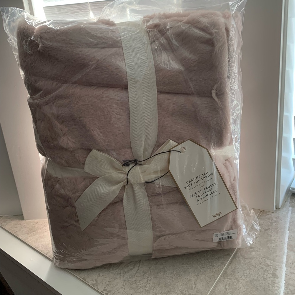 BNIB / Indigo / channelled faux fur throw / rose / pink♥️